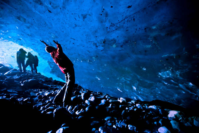 Root glacier ice cave