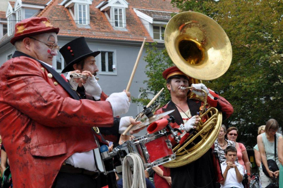 Best time for La Strada Street Theatre Festival