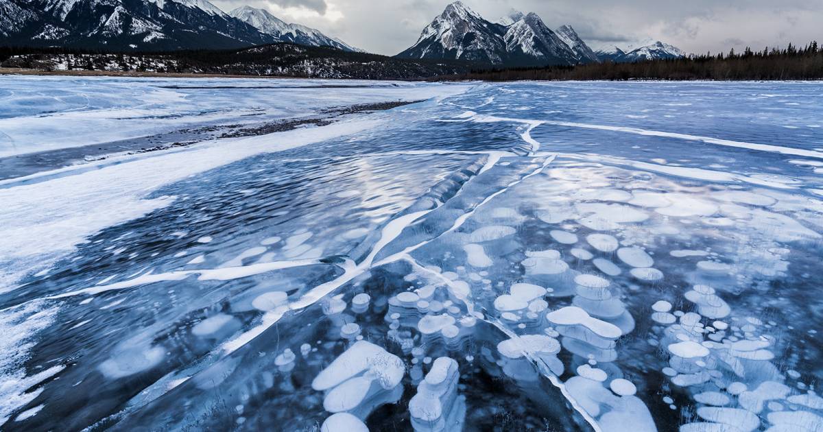 Frozen Abraham Lake in Banff & Jasper National Parks - Best Time