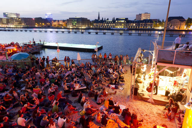Badeschiff Bathing Season in Berlin - Best Time
