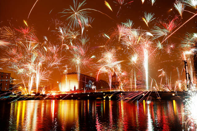 New Year's fireworks with a view over the Oberbaumbrücke. The photo is a superposition of three long exposures every 20 seconds.