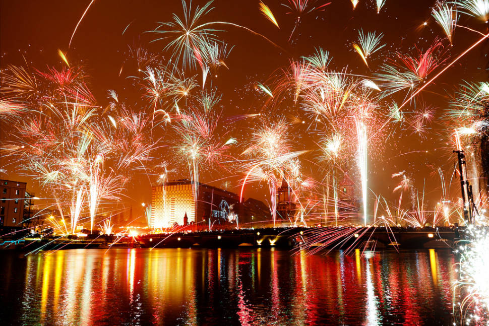 New Year's fireworks with a view over the Oberbaumbrücke. The photo is a superposition of three long exposures every 20 seconds.