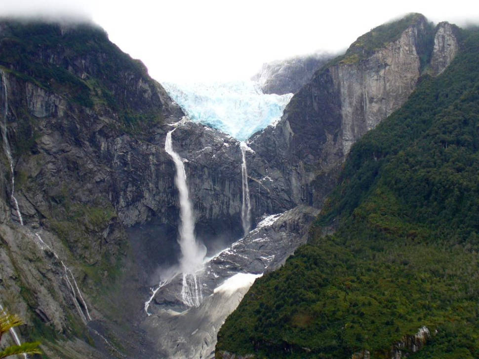 Best time for Cascada de Ventisquero Colgante in Chile