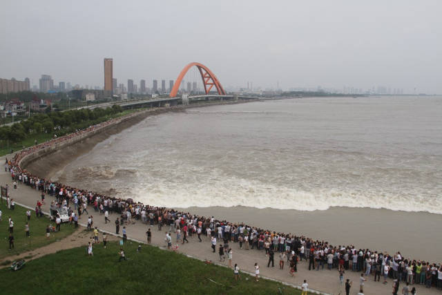 Best time to see Qiantang River Tidal Bore in China