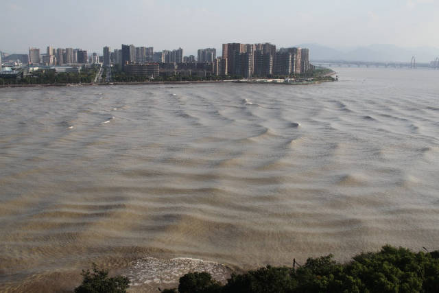 Qiantang River Tidal Bore in China - Best Season