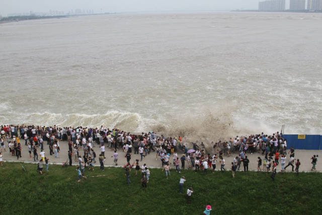 Best time for Qiantang River Tidal Bore in China