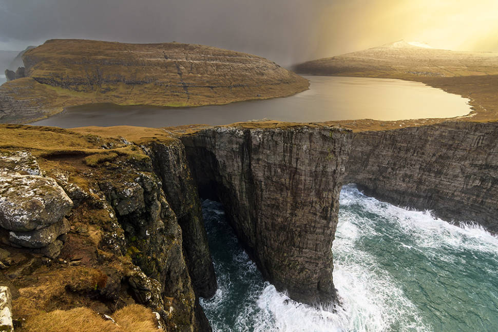 Lake Sørvágsvatn in Faroe Islands - Best Time