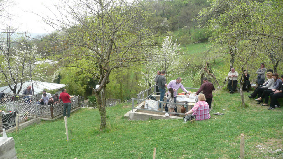 Dining with the Dead: Georgian Families' Graveyard Feasts in Georgia - Best Time