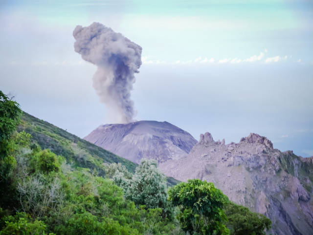 Volcan Santiaguito erupting