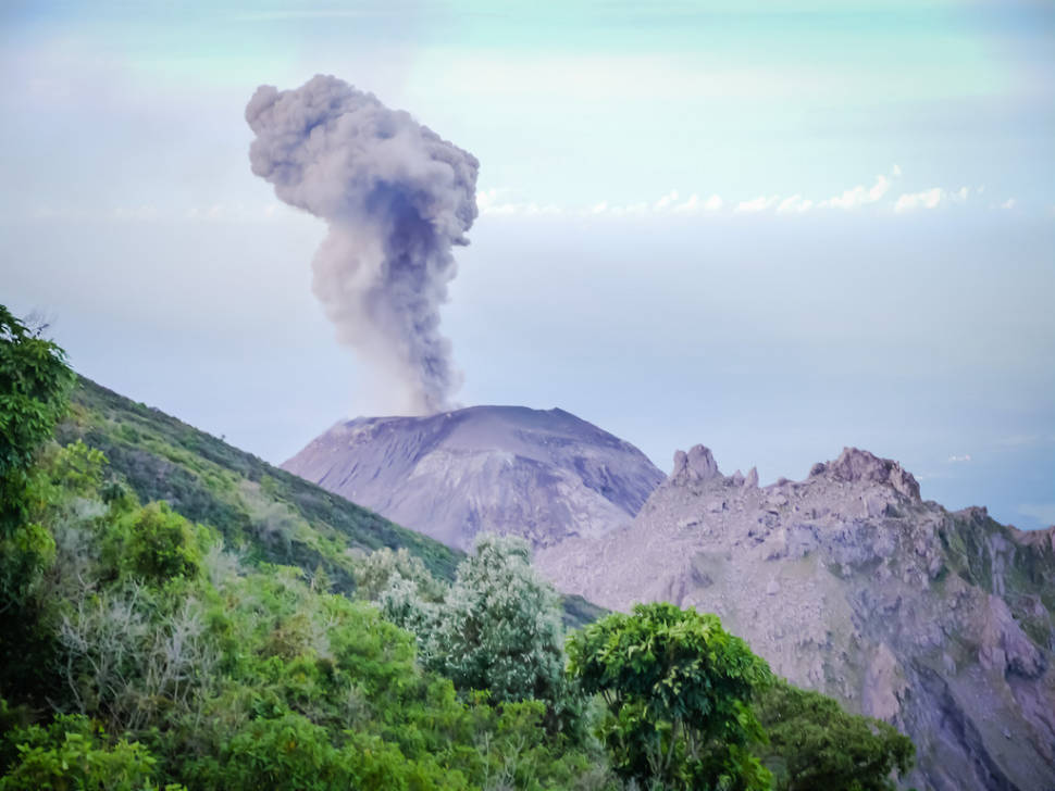 Volcan Santiaguito erupting