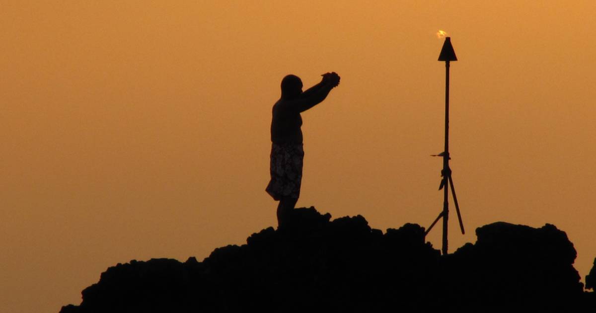 Torch Lighting and Cliff Diving in Hawaii - Best Time