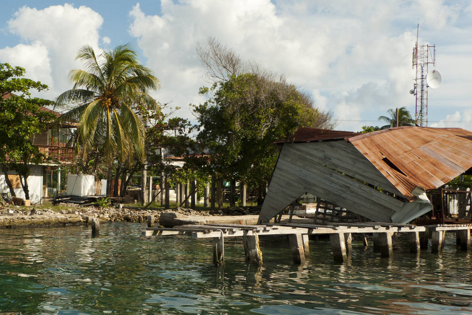 Collapsable boathouse