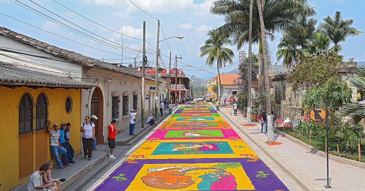 Holy Week and Easter Carpets (Alfombras) in Honduras - Best Time