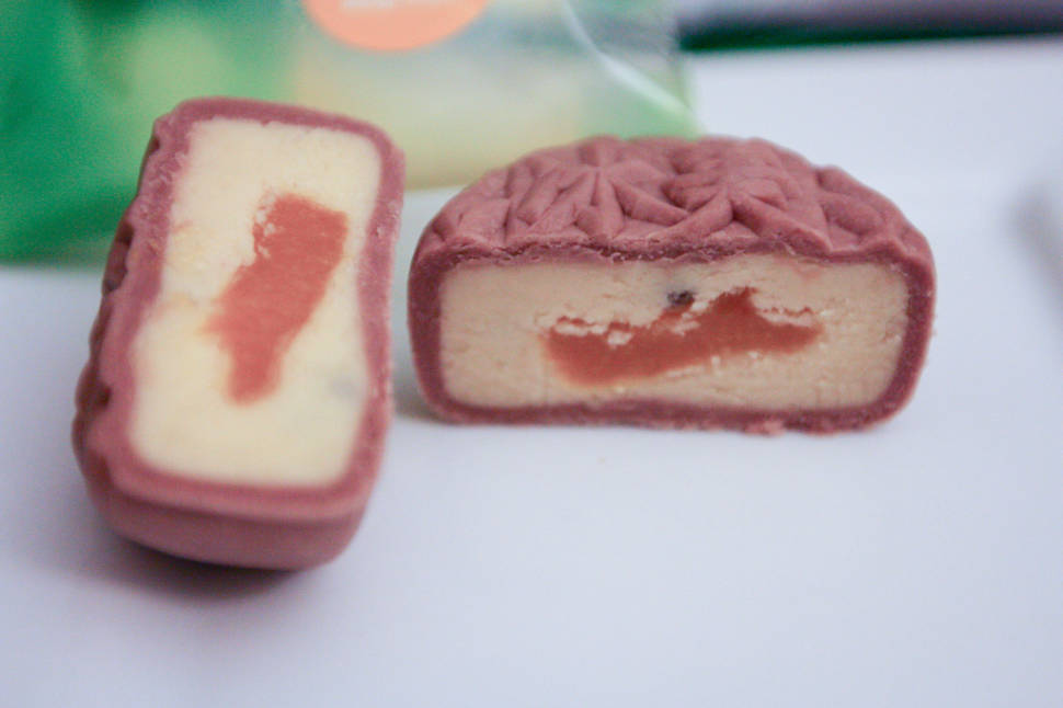 Frozen moon cake—mango crunch & green bean paste flavor