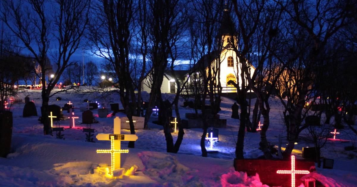Illuminated Gravestones in Iceland - Best Time