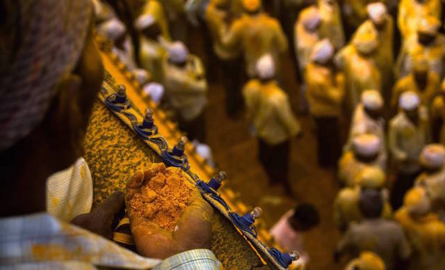 One of the devotees sitting ready with turmeric to throw on the Palkhi