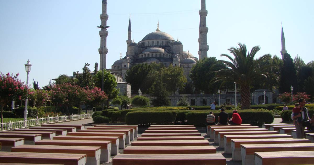 Call to Prayer between Blue Mosque & Hagia Sophia in Istanbul - Best Time