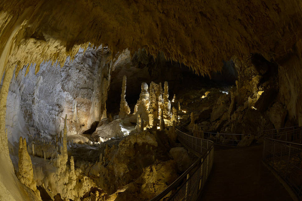 Frasassi Caves (Grotte di Frasassi), Genga in Italy - Best Season