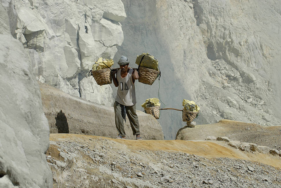 The miners often use no protection during their work and are open to various respiratory issue. As a result, their life expectancy is only around 30 years.