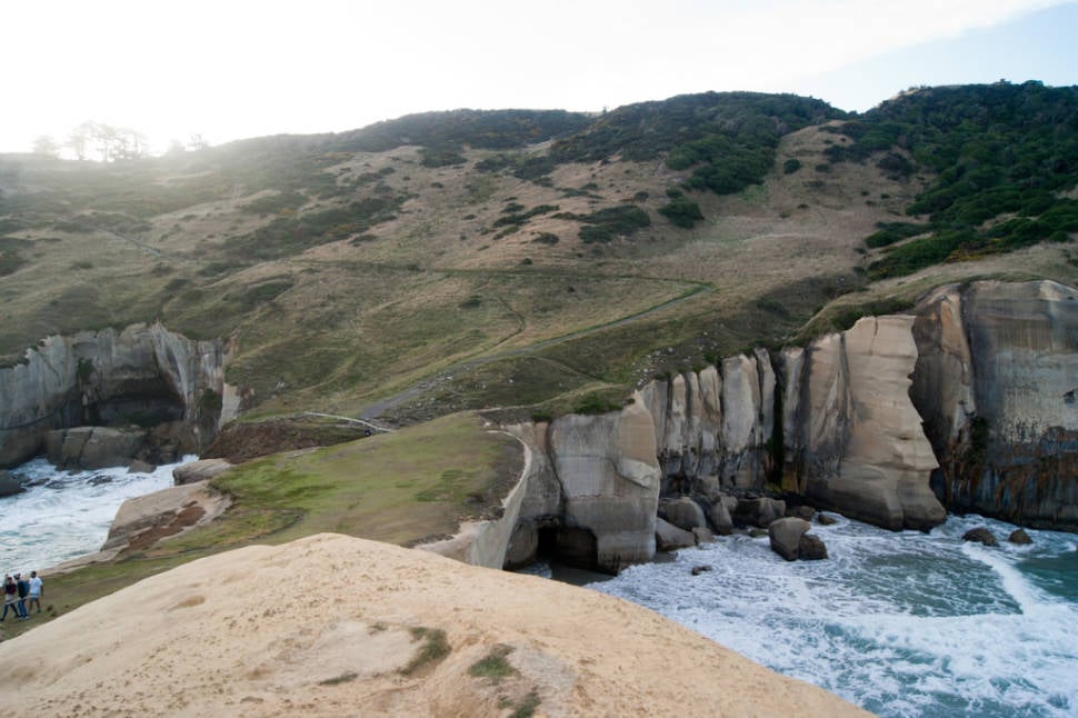 Best time to see Tunnel Beach, Dunedin in New Zealand
