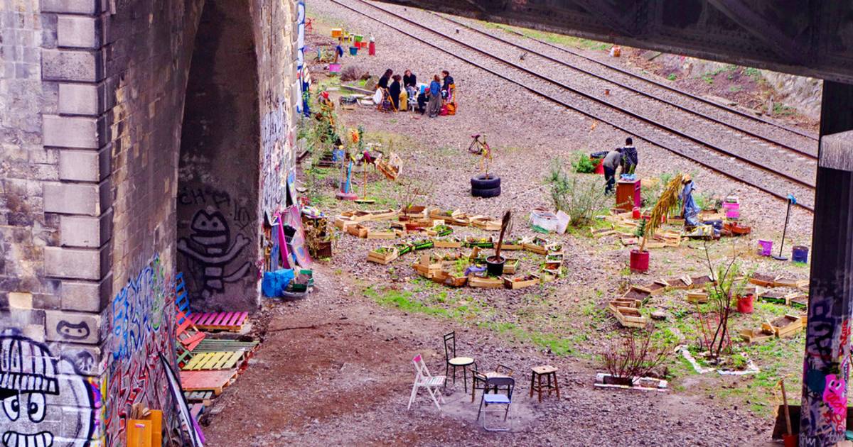 Abandoned Railway Abloom in Paris - Best Time