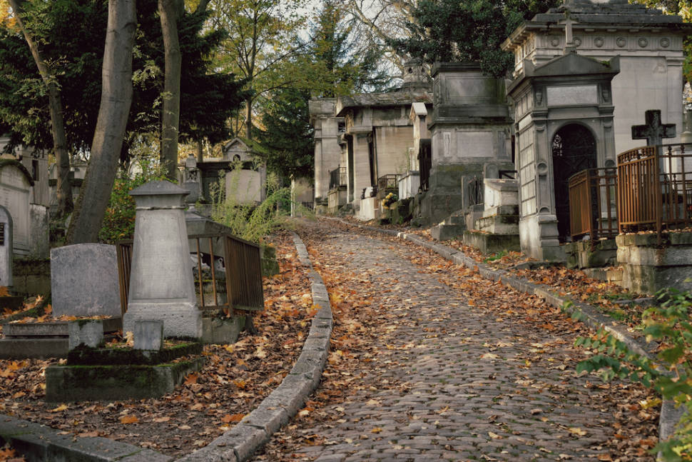 Best time for Autumnal Père Lachaise Cemetery in Paris