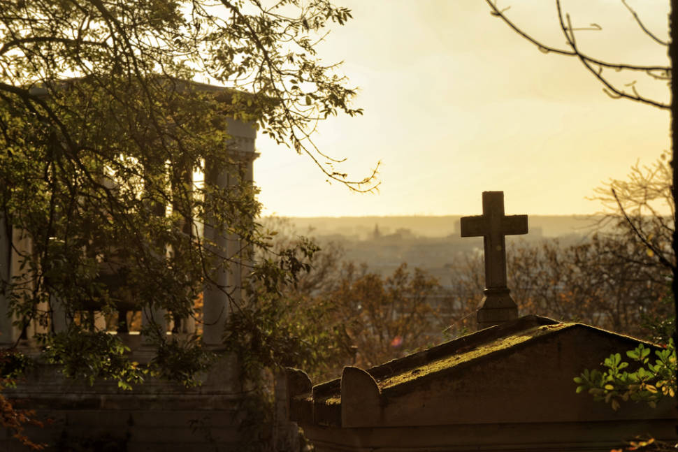 Best time to see Autumnal Père Lachaise Cemetery in Paris