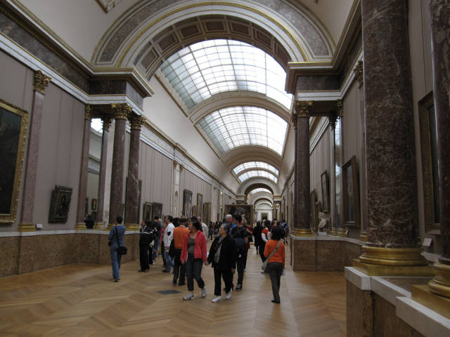 Best time for Louvre with Shorter Queues in Paris