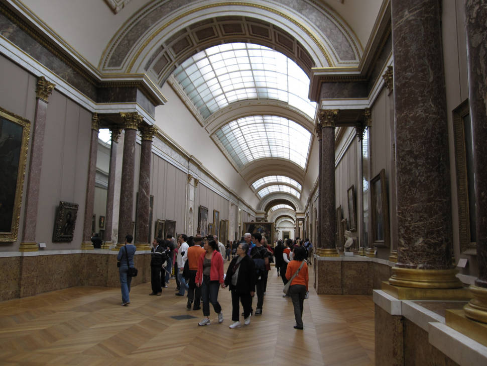 Best time for Louvre with Shorter Queues in Paris
