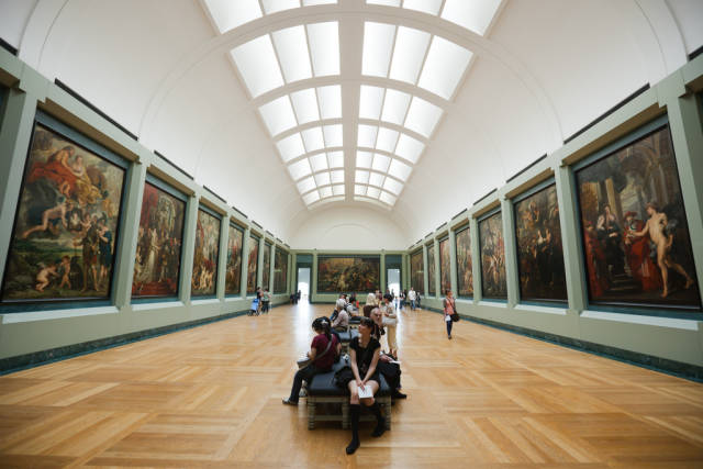 Louvre with Shorter Queues in Paris - Best Season