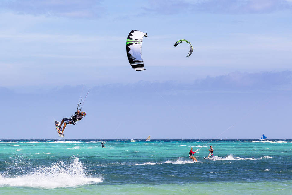 Best time for Kitesurfing on Boracay in Philippines