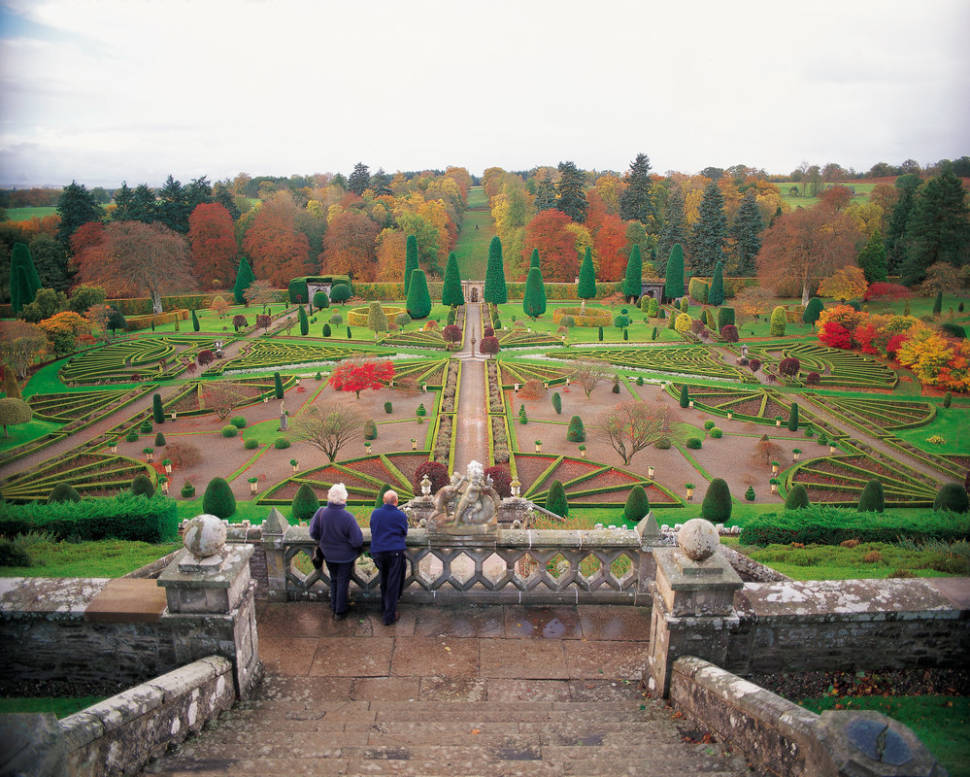 The largest in Scotland garden at Drummond Castle