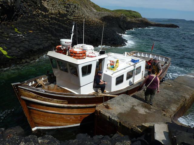Boarding to Staffa pier