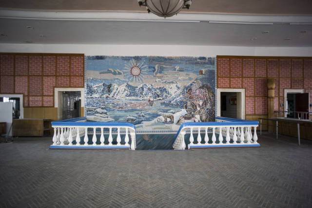 Best time for Pyramiden, a Soviet-Era Ghost Town