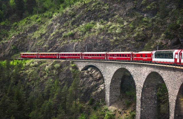 Glacier Express passing the Landwasser Viaduct