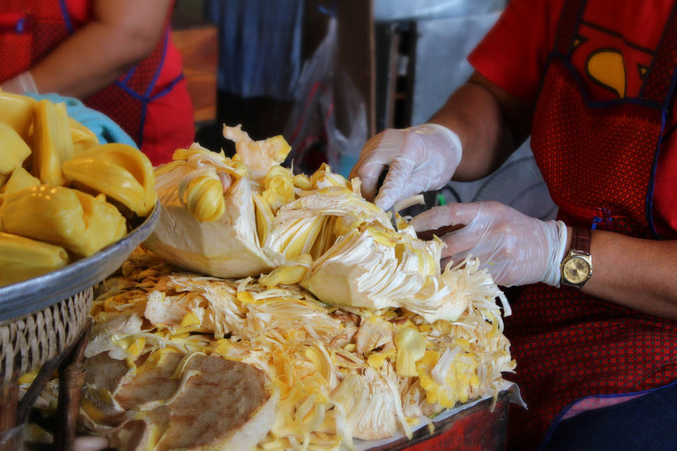 Peeling jackfruit