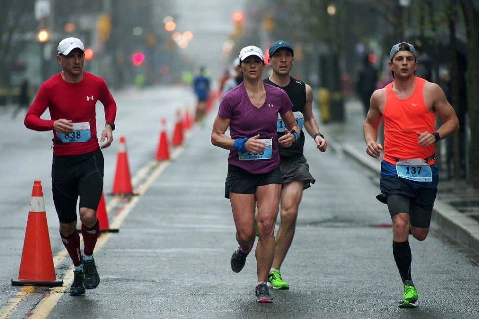2016 GoodLife Fitness Toronto Marathon, at ~24 km, Wellington & John, Toronto