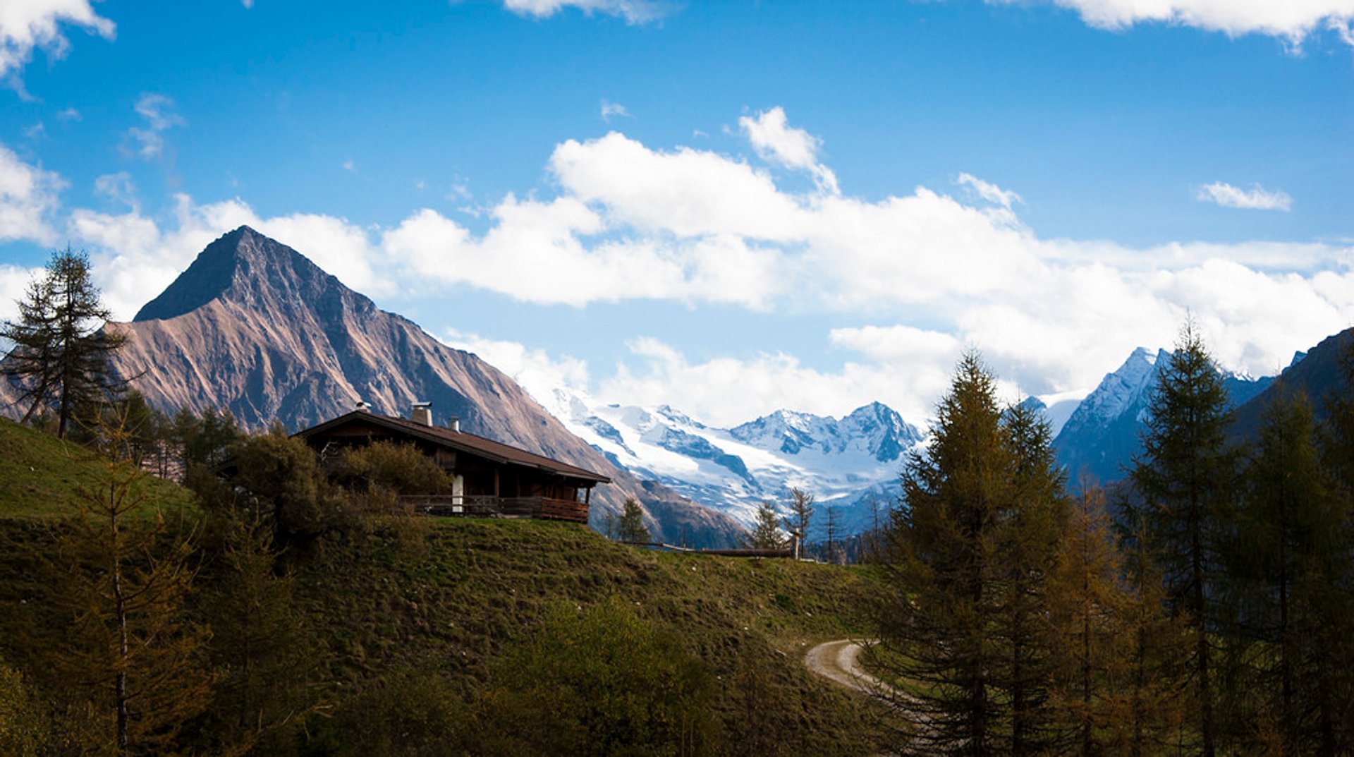 Senderismo Mujer Con Gafas De Sol En Los Alpes Austríacos Fotos