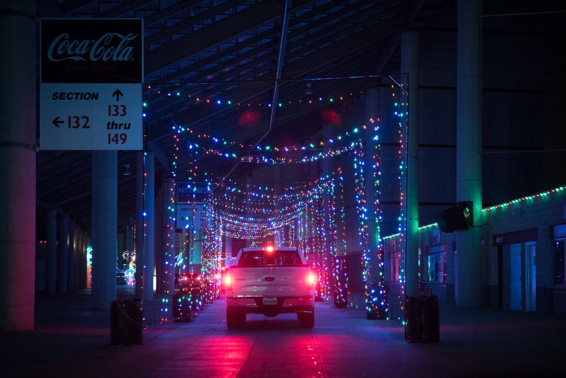 Fahren Sie durch Weihnachtslicht Parks