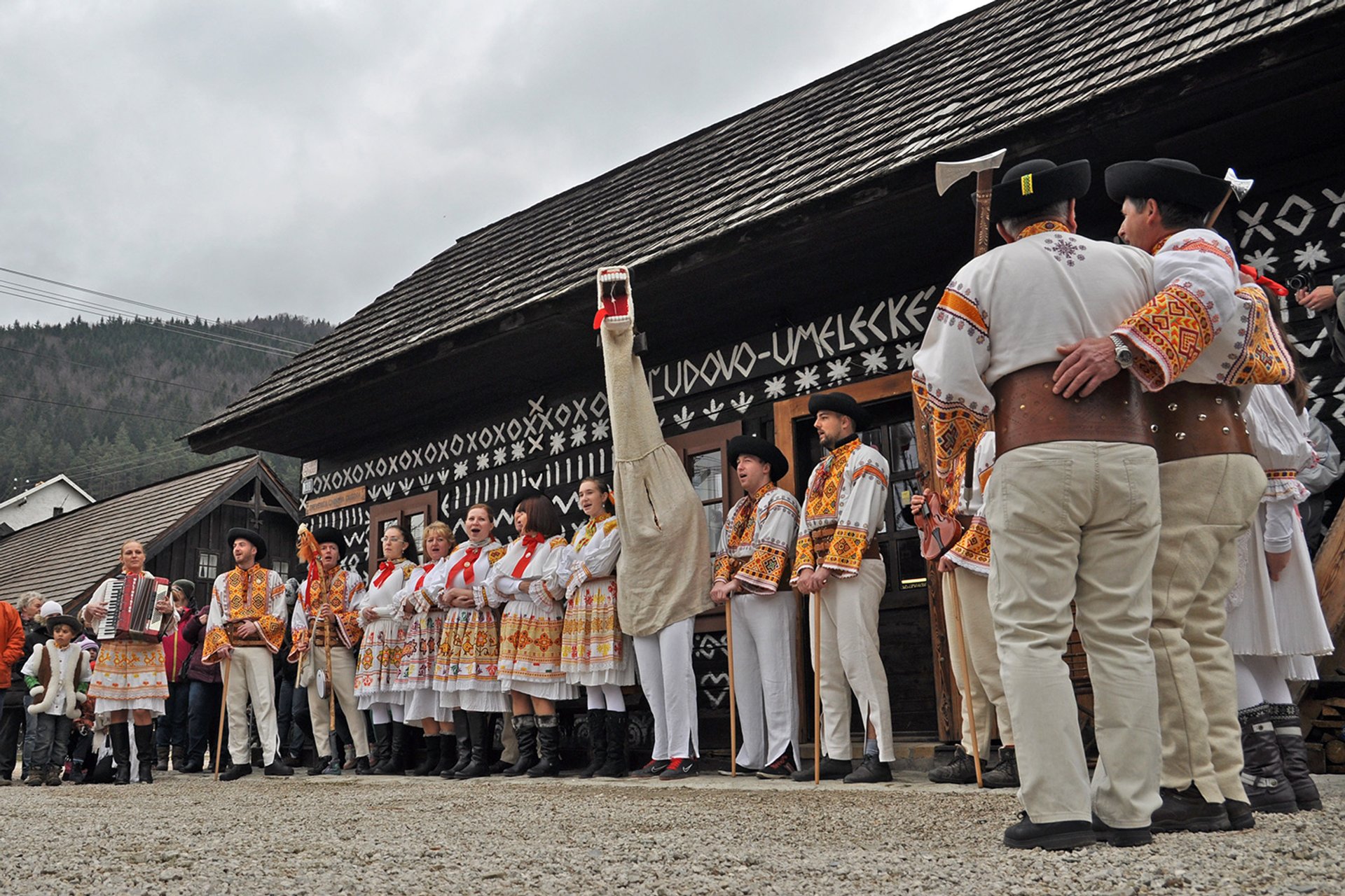 Fašiangy Karneval im Dorf Čičmany