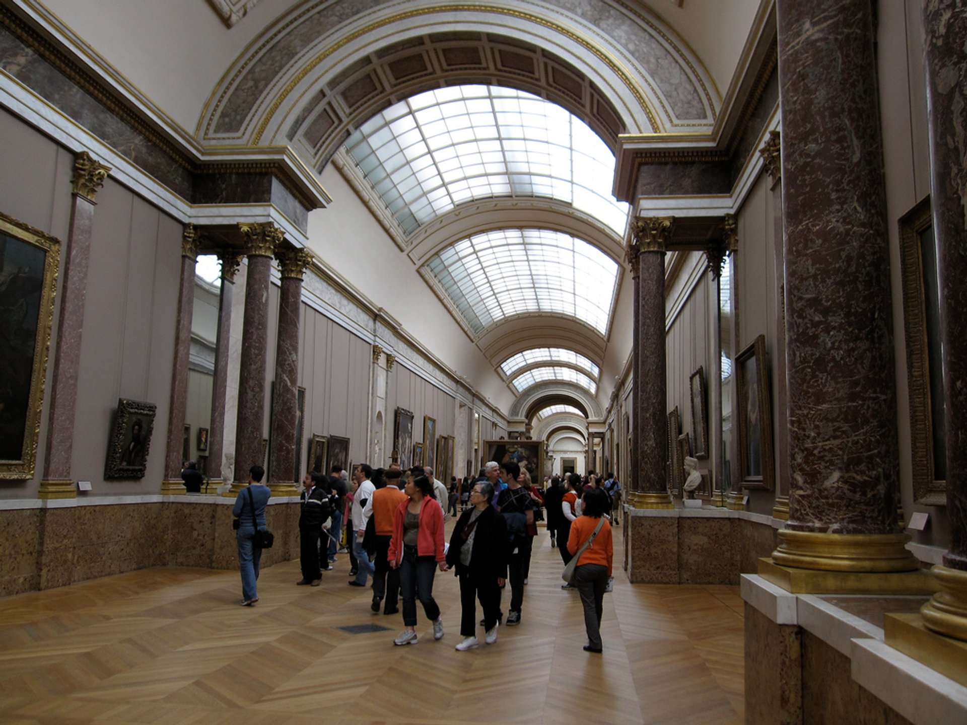 Louvre con colas más cortas