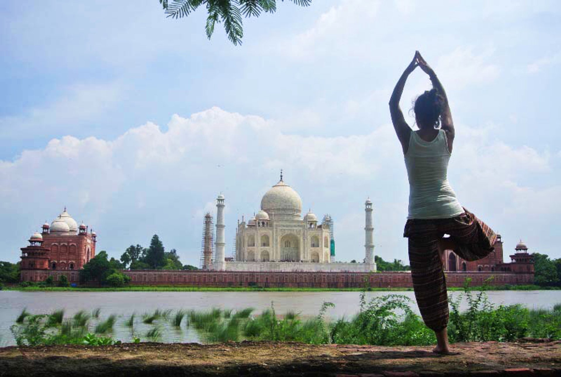 Cours de yoga face à Taj Mahal