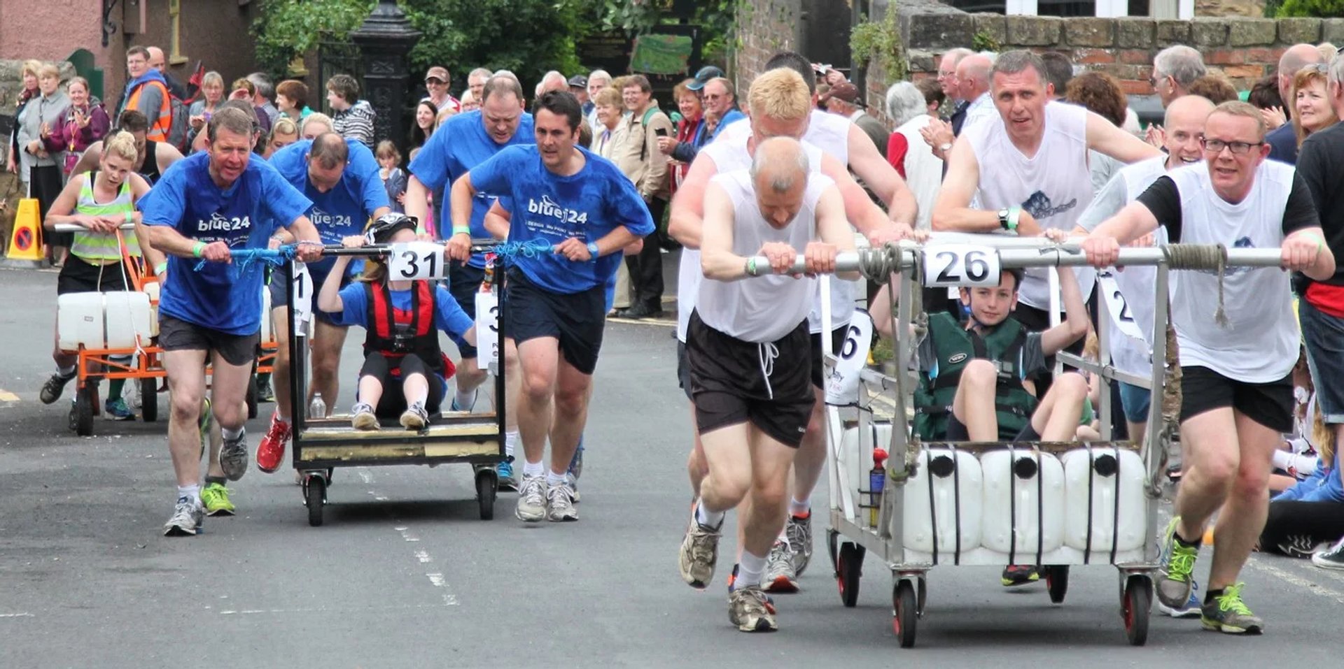 La grande Knaresborough Bed Race