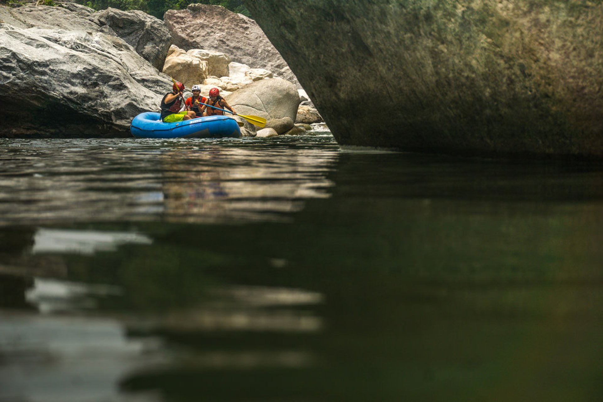 Rafting e kayak di acqua bianca