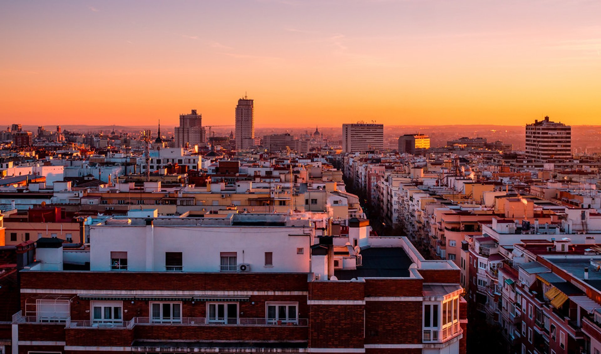 Terrazas de azotea con puesta del sol vista