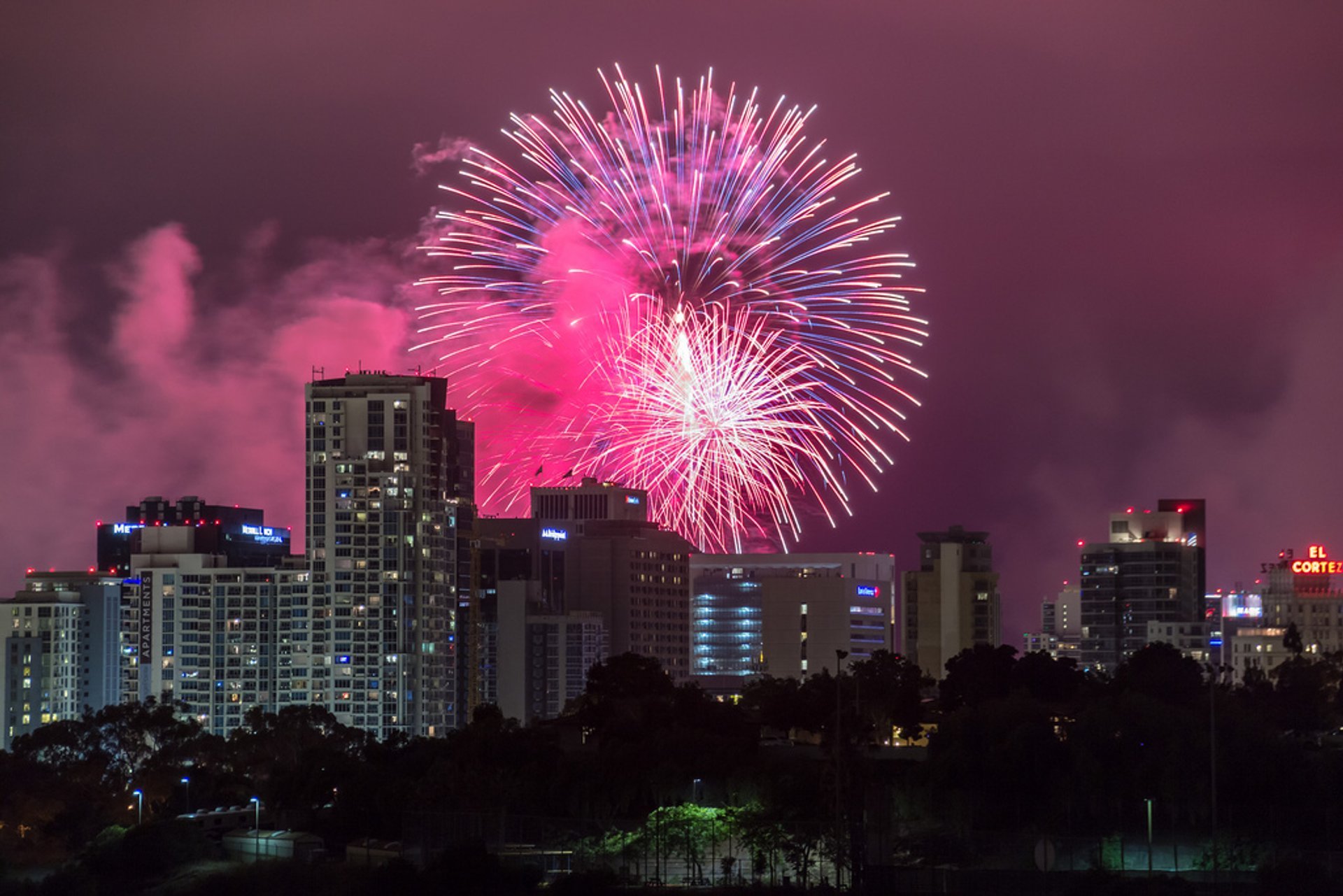 Eventos del 4 de julio en San Diego, fuegos artificiales y desfile.