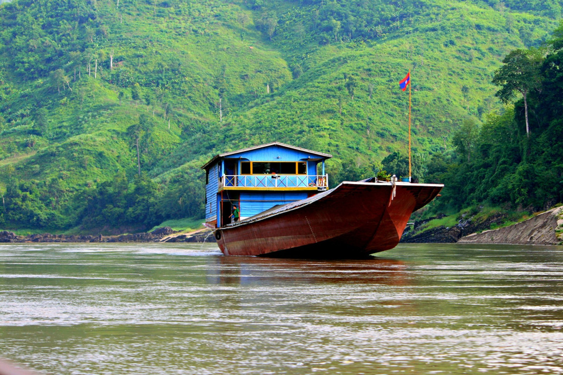 Barco lento no rio Mekong