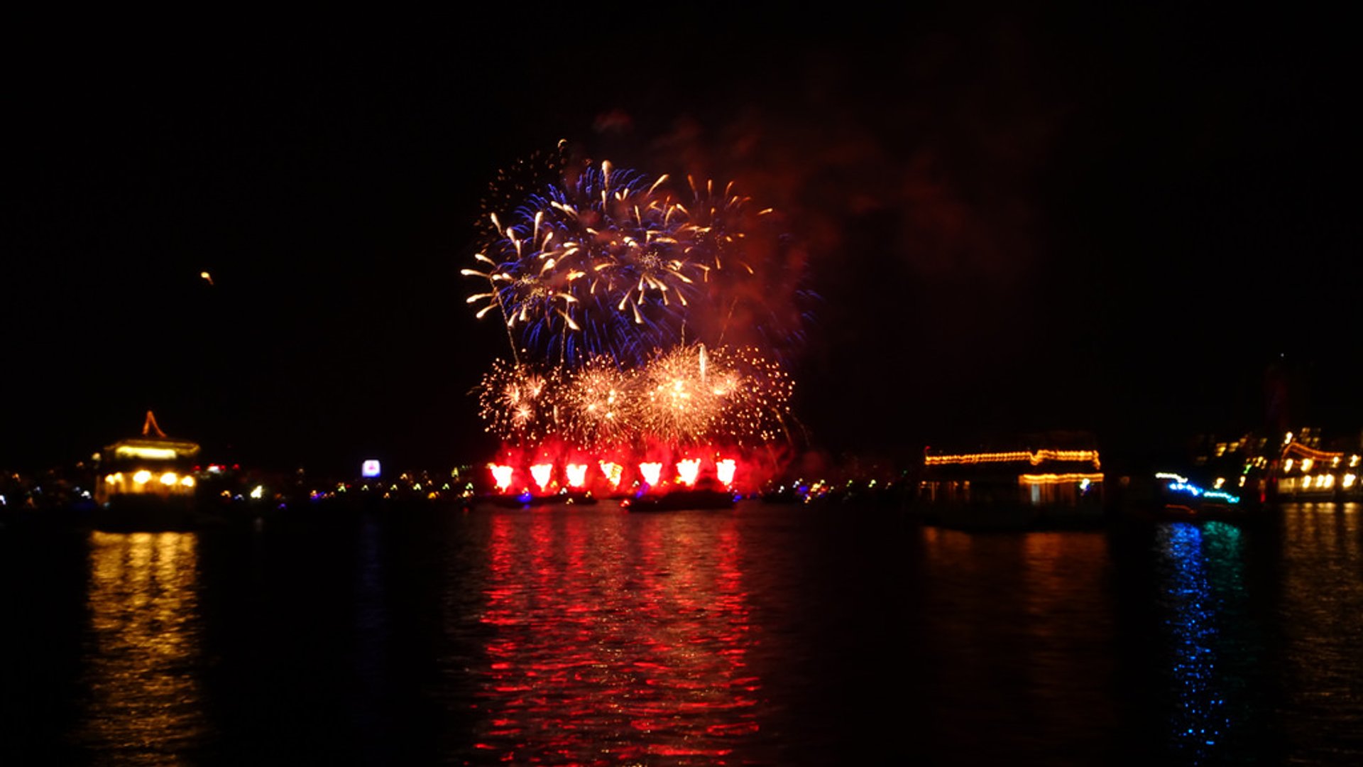 Fuegos artificiales iluminan el firmamento el Cuatro de Julio