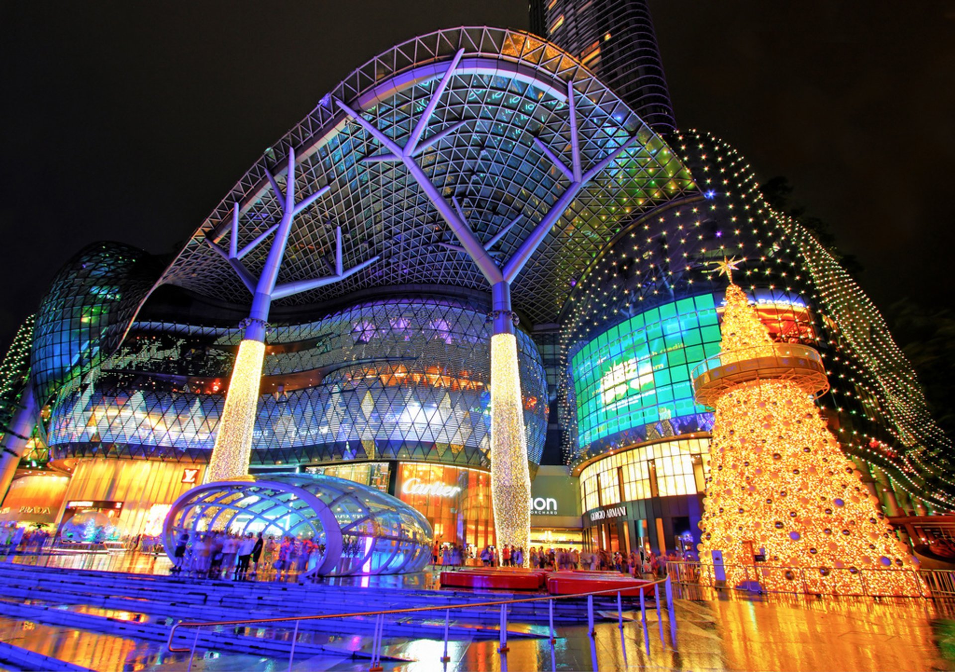 Ngee Ann City Civic Plaza, Christmas Market with stalls sel…