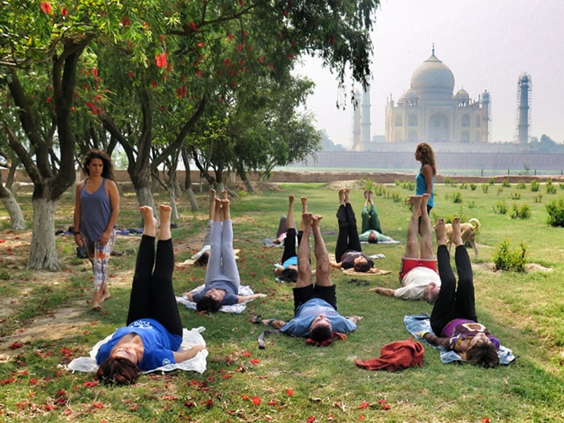 Cours de yoga face à Taj Mahal